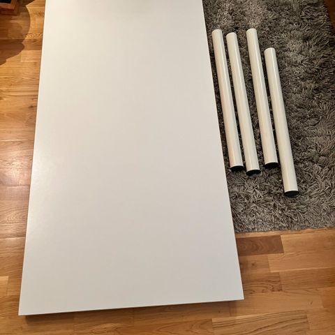 Pent brukt skrivebord (IKEA - Vika Grevsta) selges 500 kroner