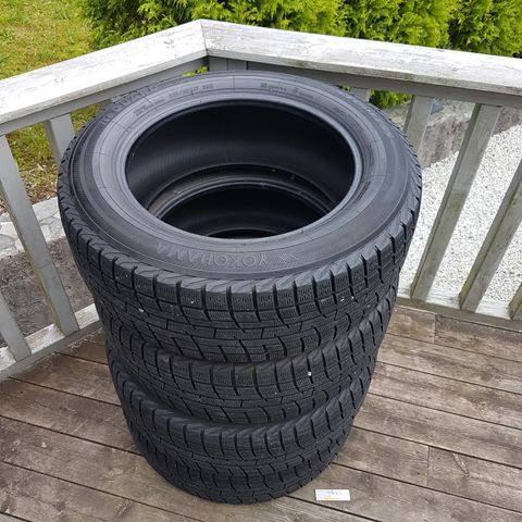 225/60R17 vinterdekk Yokohama