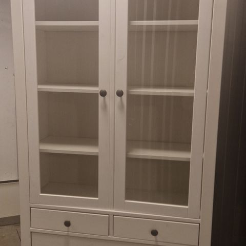 Hemnes vitrineskap