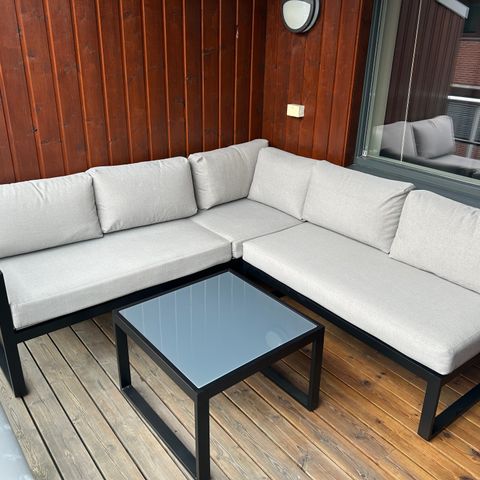 Hjørnesofa med bord