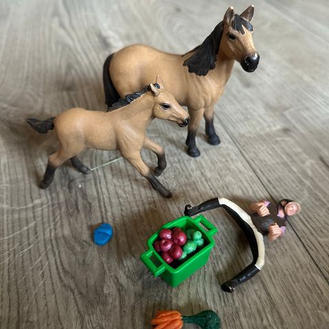 Schleich hest med føll