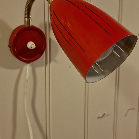 Vintage rød vegglampe fra 1950 tallet.