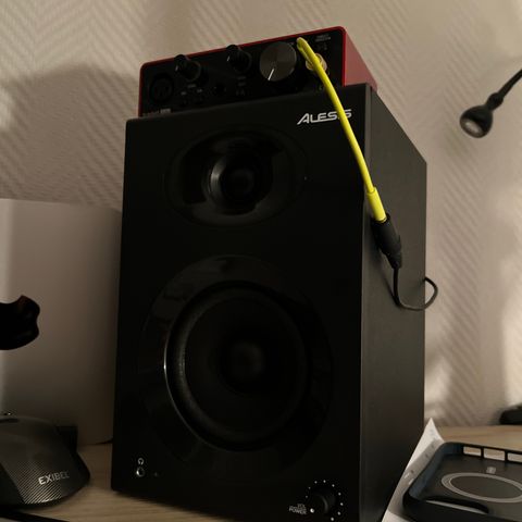 Scarlett solo og alesis elevate 4 studio monitorer