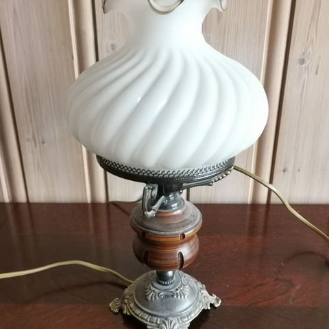 Nostalgisk bordlampe av Lamp Gustaf AB