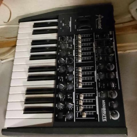 Minibrute analog synth  2000 kr