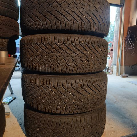 235/45R19