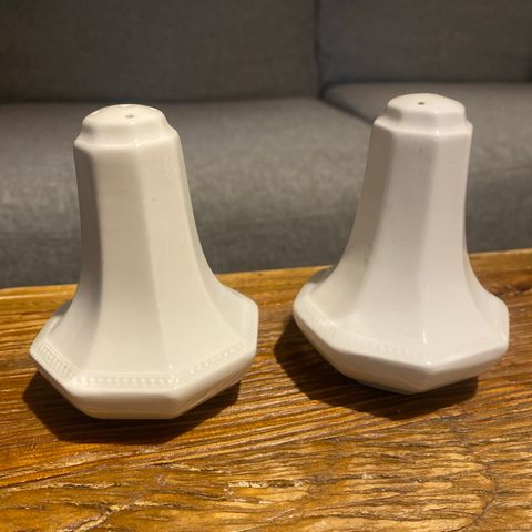 JOHNSON BROTHERS HERITAGE HVIT  SALT OG PEPPER BØSSE