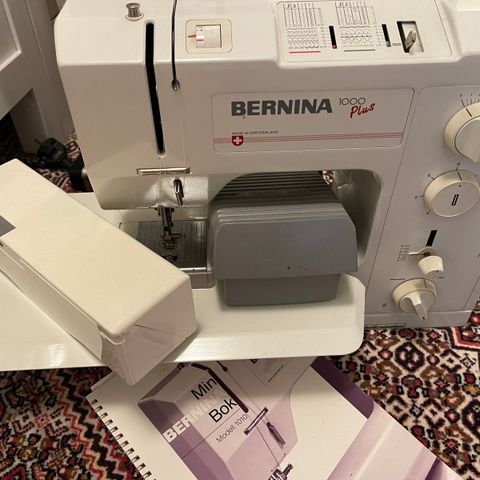 Bernina 1000 plus symaskin med alt tilbehør. Brukt kun 2 ganger!