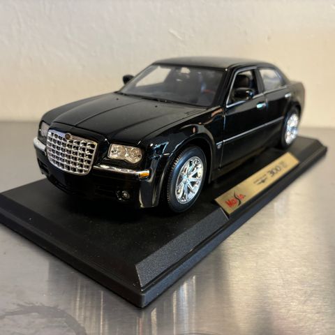 1:18 Chrysler 300c fra Maisto selges