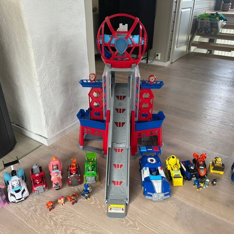 Paw Patrol tårn og mange biler