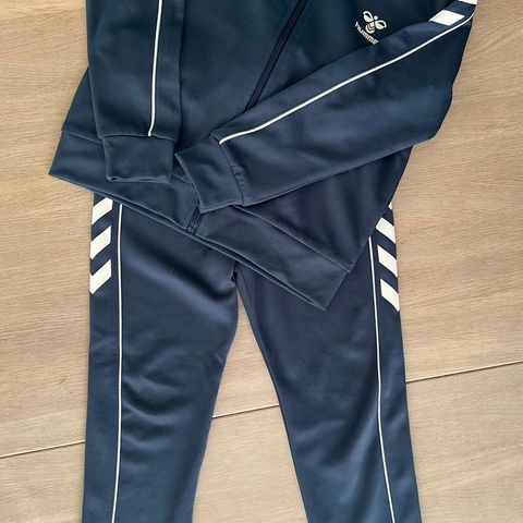 Hummel joggedress str 134