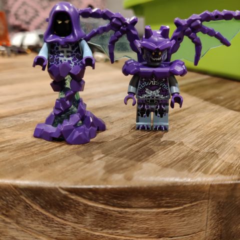 To Lego figurer fra nexo knights