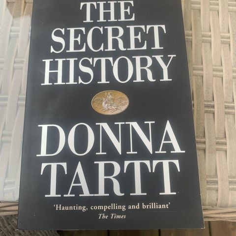 Boken the sekret history av Donna Tartt selges