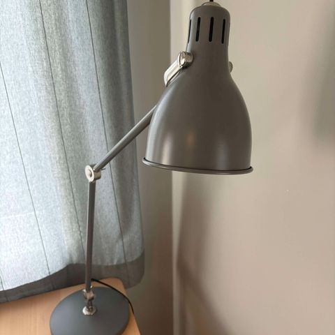 Grå Aröd skrivebordslampe fra IKEA