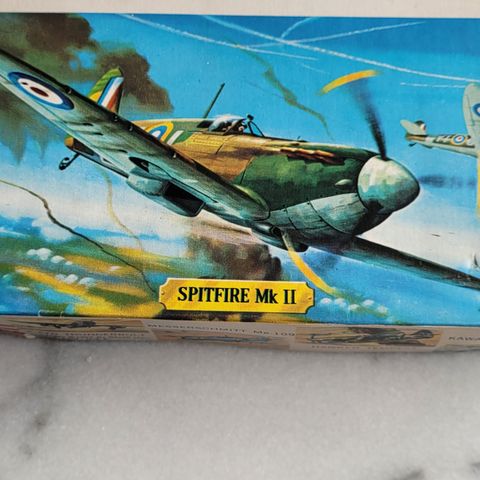 Spitfire Revell modellfly.  1963.