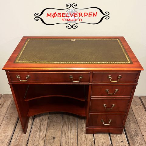 Renovert Engelsk "PC" skrivebord i chesterfield stil