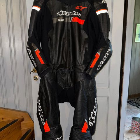 Skinndress strl 60 Alpinestars GP Force Chaser V2 2-Delt Svart/Rød