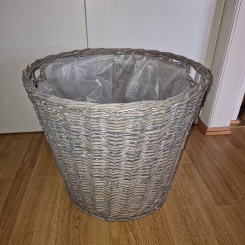 Stor grå kurv /basket omkrets 53 cm