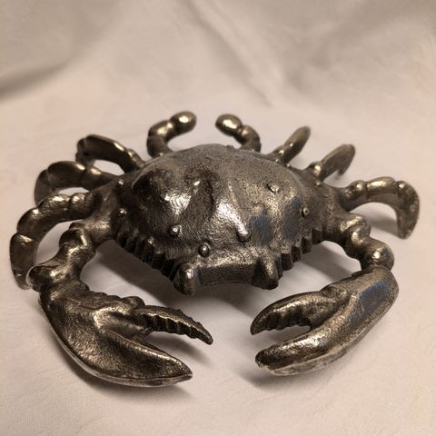 "Crab Sea Treasure Decoration" fra Riviéra Maison selges.