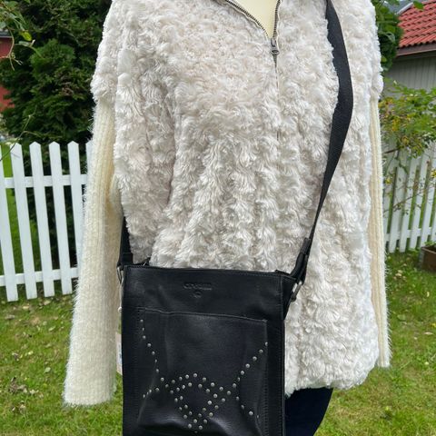 Ny svart crossover skinnveske fra Cream, selges kr 400,-,