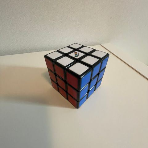 Rubiks kube selges