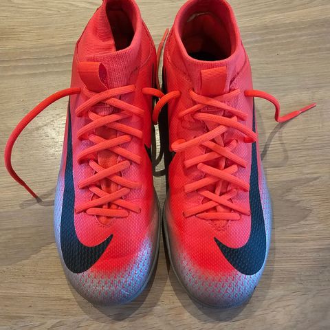 Nike fotballsko str 34