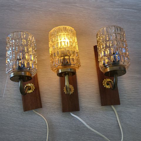 Flott messing teak vegglampe