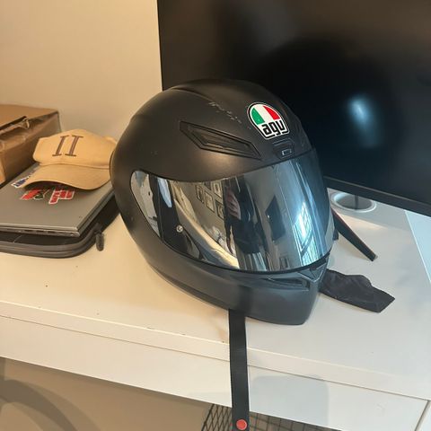 Agv K1 motorsykkelhjelm med crome visir