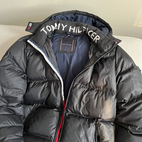 Tommy Hilfiger jakke selges billig