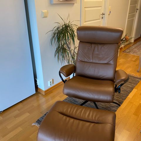 Tokyo stressless fra Ekornes med fotskammel