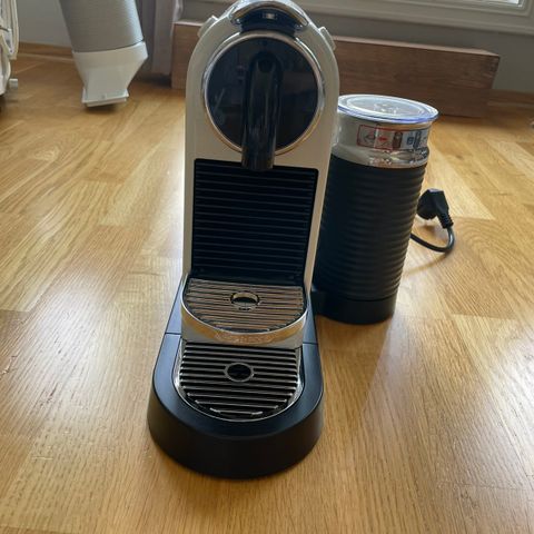 Nespresso CitiZ&milk Hvit kaffemaskin med kapselstativ