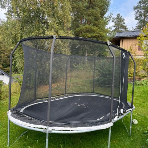 Trampoline gis bort mot demontering