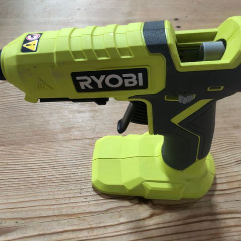 Diverse Ryobi verktøy selges uten batteri og lader