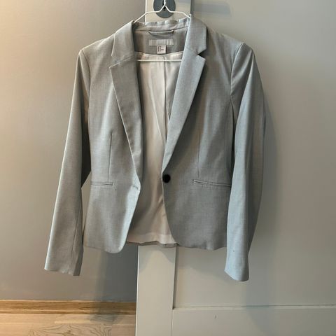 Selger fin grå blazer fra h&m.