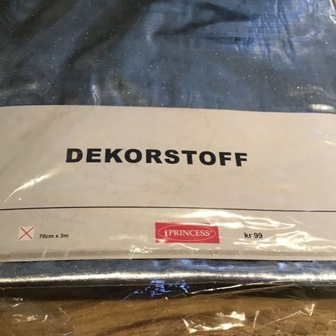 Dekorstoff, SØLV 0,70x3 meter. Kr. 30,- DENNE TIL OVERS. Høyde 300 cm