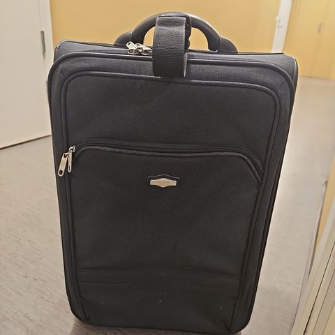 Liten sort carry on håndbagasje koffert med 2 hjul