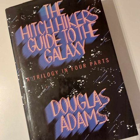 Douglas Adams: Hitchhiker's Guide... (4 bøker i ett bind) (Sci-Fi Humor Fantasy)