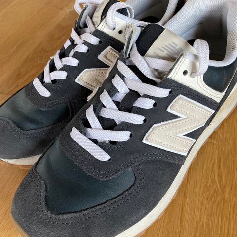 New Balance 574 str 41 svært lite brukt. NB små i størrelsen!