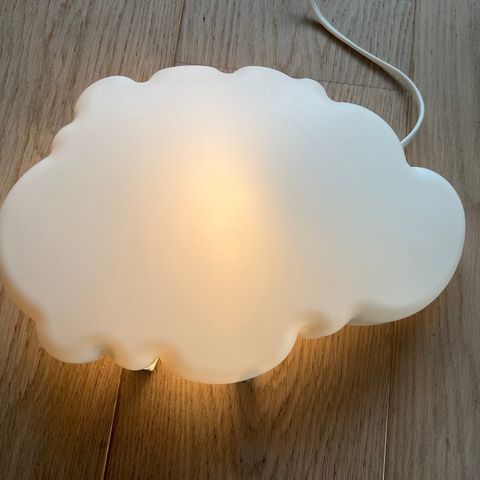 Lampe formet som en sky selges