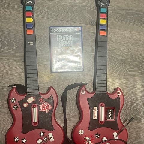 To Guitar hero gitarer og spill til PS2 . Samlet