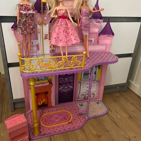 Barbie slott med komfyr og tre barbier