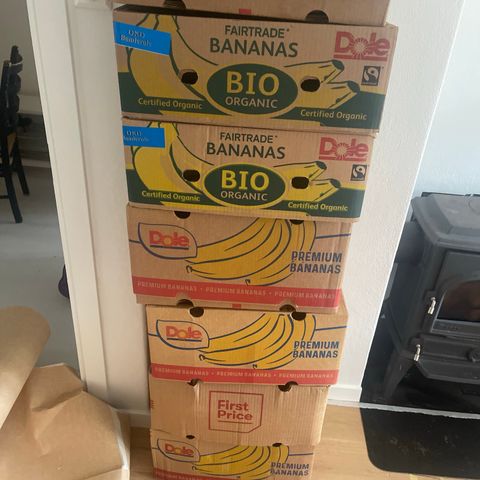 Banankasser gis bort