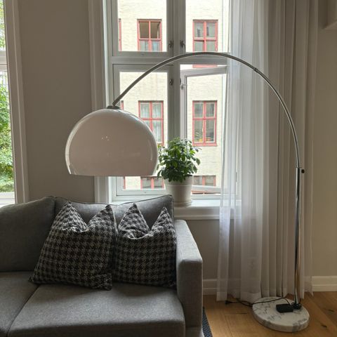 Gulvlampe stål og marmor