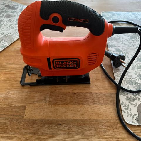 Black + Decker stikksag