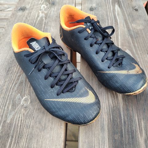 Nike fotballsko størrelse 34