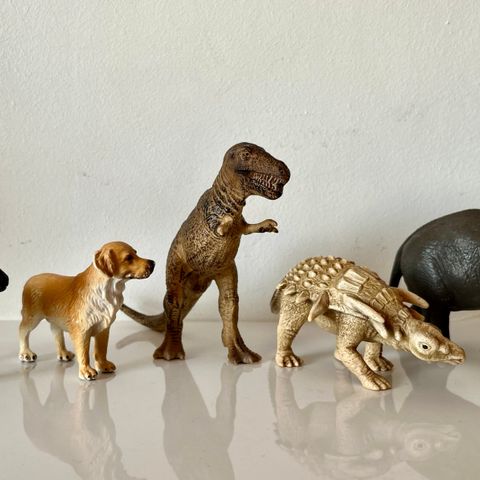 Schleich elefant, dinosaurer, sau og hund.