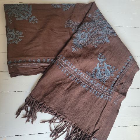 Nydelig brodert ullsjal fra merket DAY BIRGER ET MIKKELSEN .