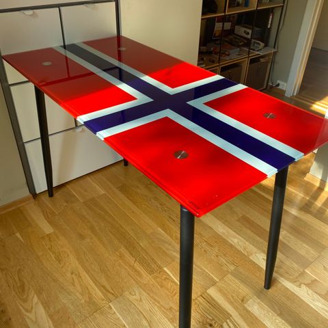 Glassbord med norgesflagg