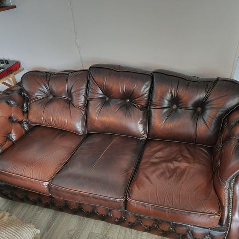 Skinnsofa Chesterfield look