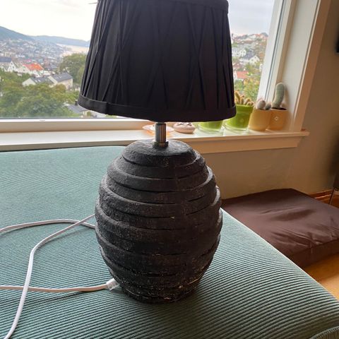 Bordlampe med steinfot.